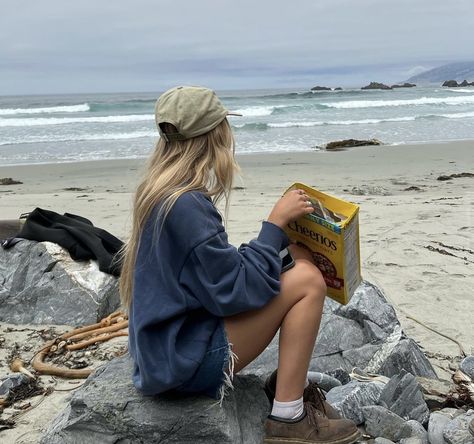 Coastal Cozy Outfit, Surfer Outfit Ideas, West Coast Outfits, Surfer Outfits, Cold Beach Day Outfit, Granola Girl, Weekend Trips, Cute Fits, I Love It