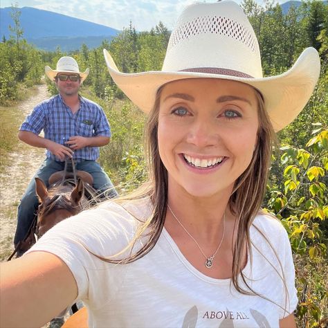 Amber Marshall Wedding, Farm Instagram, Heartland Ranch, Cowgirl Pictures, Alisha Newton, Heartland Tv Show, Ty And Amy, Heartland Cast, Heartland Tv