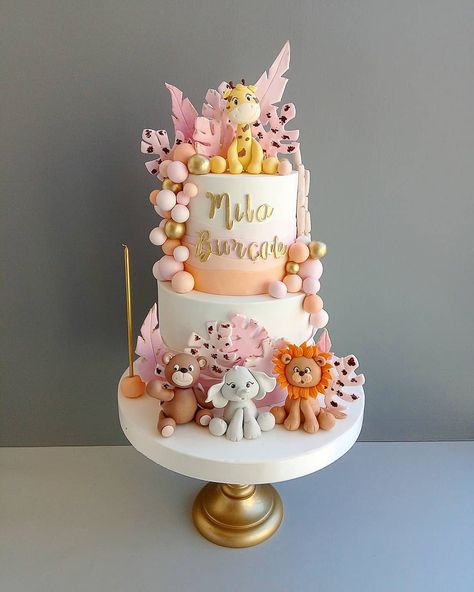 Kezban Çetiner’s Instagram profile post: “#butikpasta #butikpastaankara #biryaspastasi #dogumgunupastasi #safaripasta #safaricake” Giraffe Baby Shower Cake, Baby Candy Bar, Jungle Birthday Cakes, Zoo Cake, Safari Theme Birthday Party, Jungle Theme Cakes, Daisy Theme, Pink Safari, Happy Anniversary Cakes