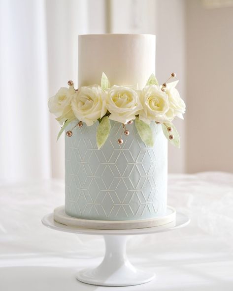 Blue Stencil Cake, Flower Cake Design, Extravagant Wedding Cakes, Cake Structure, Sugar Flowers Cake, 3 Tier Wedding Cakes, Elegant Birthday Cakes, Fresh Flower Cake, Cool Cake Designs