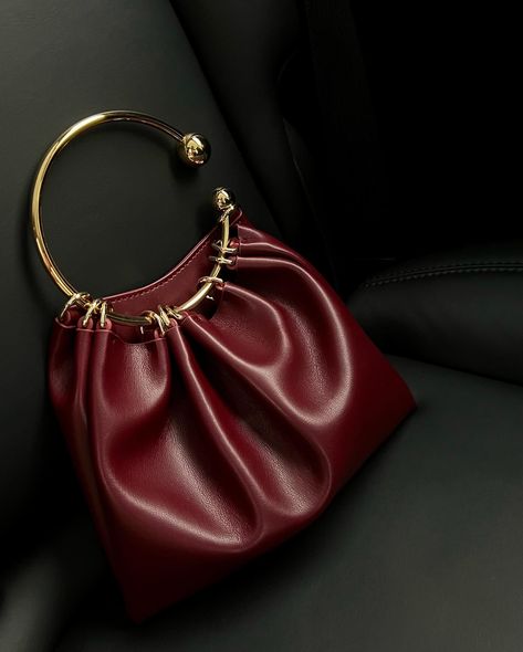 Leather Bag Details, Burgundy Ring, Burgundy Handbag, Ring Handle Bag, Burgundy Bag, Trendy Purses, Fashion Content, Bag Details, Ring Handle