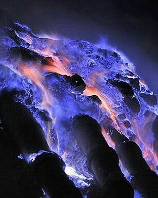 vienaocta: This blue lava come from the burning sulphur in Ijen... Blue Lava Volcano, Sulfur Volcano, Ijen Volcano, Blue Volcano, Kawah Ijen, Volcano Lava, Blue Lava, Travel Honeymoon, Blue Glow