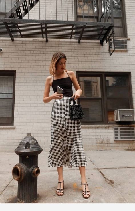 Summery Outfits, Minimalistic Outfits, Aesthetic Ootd, Gingham Skirt, Spring Fever, Skirt Outfit, Office Style, Pastry Chef, French Girl