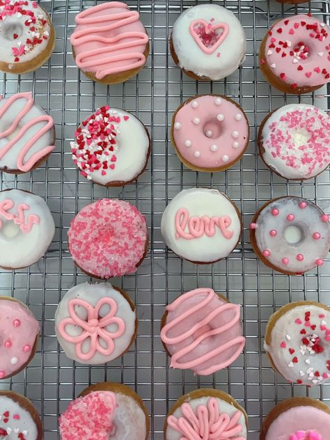 Valentine Mini Donut Ideas, Mini Donuts Aesthetic, Valentines Mini Donuts Ideas, Barbie Donuts Idea, Donuts Design Ideas, Valentine Donut Ideas, Mini Donuts Ideas Logo, Mini Donut Design, Mini Donut Birthday