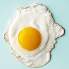 How to make the perfect egg: Sunny-side up eggs(and in all earnestness .. This Is All I Saw .. from a distance) Egg Recipes For Dinner, High Cholesterol Foods, Sunnyside Up Eggs, Cholesterol Foods, How To Make Eggs, Over Easy Eggs, Perfect Eggs, Huevos Fritos, Eating Eggs