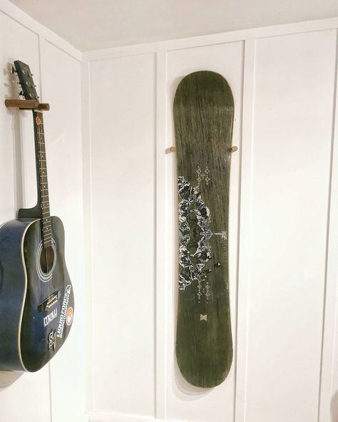 Snowboard Rack, Snowboard Wall, Simple Guitar, Black Snowboard, Snowboard Racks, Surfboard Rack, Guitar Rack, Recycle Timber, Surfboard Wall