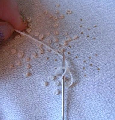 Colonial knot - a little different than a French Knot. It doesn't make that little doughnut. It makes a good tied knot by wrapping the needle in a figure eight.. Colonial Knot, Tied Knot, Diy Sy, French Knot Embroidery, Sew Ins, Crazy Quilting, French Knots, French Knot, Hand Embroidery Stitches