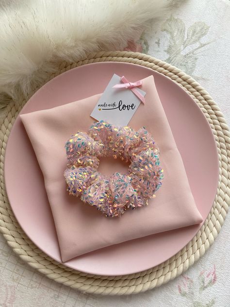 Bead Scrunchie, Baby Dress Embroidery, Diy Messenger Bag, Diy Hair Scrunchies, Diy Hair Accessories Ribbon, Diy Pillow Covers, Scrunchies Diy, Handmade Scrunchie, Hair Rubber Bands