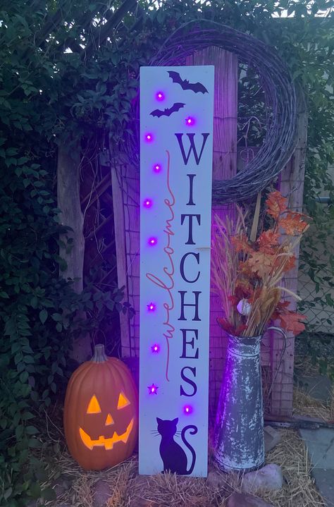 Witch Welcome Sign, Witch Patio Decor, Halloween Outdoor Signs, Halloween Porch Signs Diy, Halloween Signs Wooden, Diy Front Porch Ideas, Pallet Halloween Decorations, Door Leaners, Door Leaner