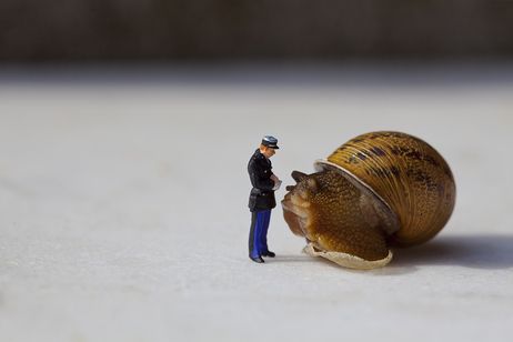 Jean-Joseph Renucci.  "Je vous assure que vous alliez trop lentement." (I assure you you're going too slow.) Gullivers Travels, Tiny Person, Miniature Calendar, Miniature Photography, Tiny People, Photography Series, Tiny World, Tiny Dancer, French Photographers