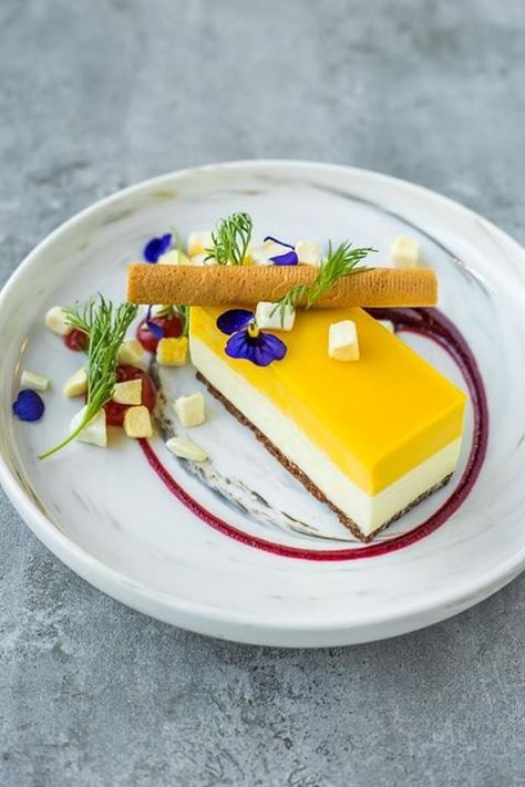 Mango and Chocolate Cheesecake Recipe - Chef's Pencil Cheesecake Fine Dining, Chocolate Cheesecake Recipe, Russian Tea Cake, Mango Cheesecake, Chocolate Recipes Homemade, Chocolate Cheesecake Recipes, Quick Dessert Recipes, Cooking Cream, Fine Dining Recipes