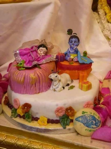 Radharani sleeping God Dress, Cute Couple Pictures Cartoon, Gaura Nitai, Radha Radha, Childhood Memories Art, Janmashtami Decoration, Animation Stop Motion, Hand Painted Cakes, Little Krishna