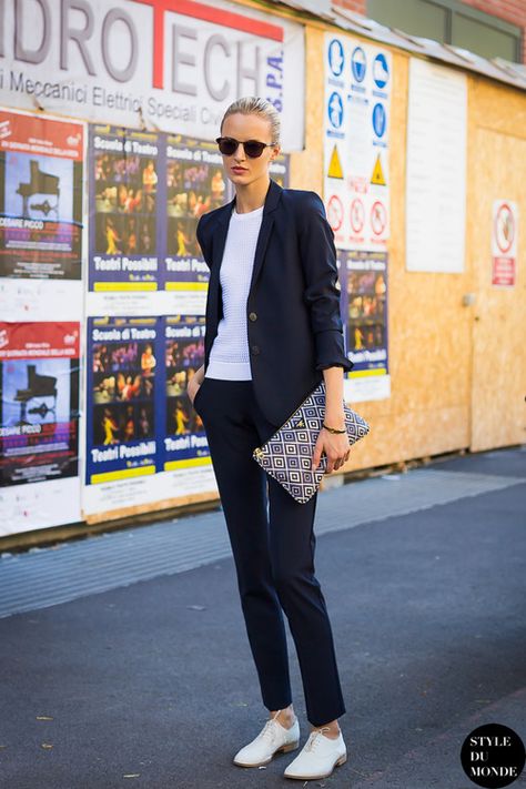 Shop this look for $181:  http://lookastic.com/women/looks/blazer-and-crew-neck-sweater-and-clutch-and-dress-pants-and-oxford-shoes/2070  — Navy Blazer  — White Crew-neck Sweater  — Navy and White Geometric Leather Clutch  — Navy Dress Pants  — White Leather Oxford Shoes Daria Strokous, White Oxford Shoes, Oxford Shoes Outfit, Navy Dress Pants, Oxford White, Business Outfit, Mode Inspo, 가을 패션, White Blazer