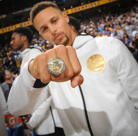 Stephen Curry with his Championship ring Golden State Warriors Cake, Golden State Warriors Outfit, Steph Curry Wallpapers, Stephen Curry Family, Nba Rings, Stephen Curry Wallpaper, Curry Wallpaper, Stephen Curry Basketball, Curry Nba