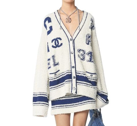 Chanel Cardigan, Estilo Madison Beer, Cardigan Skirt, 90s Runway Fashion, Runway Fashion Couture, Chanel Outfit, Twin Outfits, Fur Clothing, Cardigan Outfits