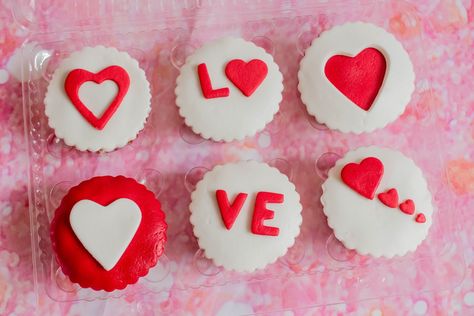 ideas para san valentin, regalo pars novio, quequitos love, blanco y rojo, san valentin cupcakes,14 de febrero amor y la amistad, monterrey mexico #mcestudio Ideas Para San Valentin, Cupcakes Amor, Lapbook Ideas, Chocolate Wedding Cake, Dessert Drinks, Wedding Cakes, Sugar Cookie, Cupcake, Pastel