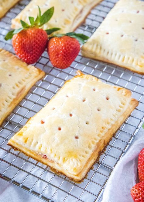 Homemade Strawberry Pop Tarts - flakey and delicious homemade pop tarts with a strawberry filling. So much better than anything you can buy at the store. Strawberry Pop Tarts, Homemade Pop Tarts, Strawberry Pop, Strawberry Varieties, Poptart Recipe, Strawberry Pop Tart, Freezing Leftovers, Strawberry Pots, Broccoli Recipes Casserole