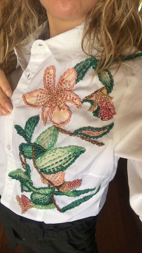 #loligimenez #embroidery #embroideryflowers #handmade #handembroidery #tropical #orchids #luxurylifestyle #streetstylefashion #shirts #shirtdesigns Orchid Embroidery, Tropical Embroidery, Ladies T Shirt Design, Embroidered Tops, Embroidery Beads, Bead Embroidery Tutorial, Embroidery Tutorial, Embroidery Tutorials, Bead Embroidery