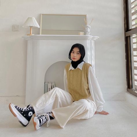 Ootd Rompi, Rajut Outfit, Muslim Girl Outfits, Outfit Recommendations, Outfit Hijab Casual, Chose Outfit, Campus Style, Electron Microscope, Outfit Korean