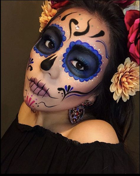 Mexican Skull Makeup, Sugar Skull Halloween Costume, Sugar Skull Makeup Tutorial, Skull Face Makeup, Halloween Skeleton Makeup, Mexican Makeup, Sugar Skull Face Paint, Catrina Makeup, Halloween Makeup Sugar Skull