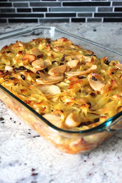 Sweet Apple Noodle Kugel with Pickled Raisins noodles Easy Hanukkah Recipes, Apple Kugel, Sweet Noodle Kugel Recipe, Sweet Noodle Kugel, Crunchy Noodles, Noodle Kugel Recipe, Gluten Free Apple Recipes, Rosh Hashana Recipes, Easy Peasy Recipes