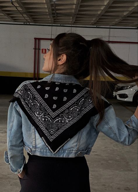 Diy Jean Jacket Ideas, Diy Jacket Refashion, Bandana Jacket, Jacket Diy, Reworked Clothes, Ropa Upcycling, Upcycled Denim Jacket, Diy Denim Jacket, Viking Dress