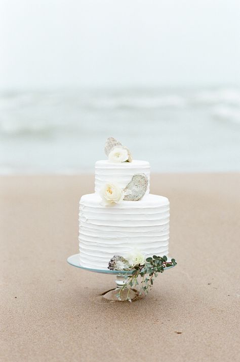 Cakes For Summer, Beach Wedding Cakes, Small Beach Weddings, Beach Wedding Decorations Reception, Simple Beach Wedding, Small Wedding Cakes, Beach Wedding Flowers, Beach Wedding Cake, Summer Beach Wedding