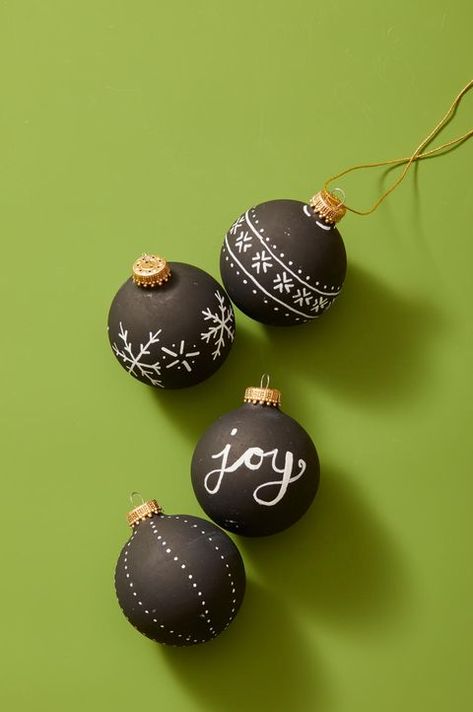 DIY Christmas Gifts - Chalk Paint Ornament Fun Christmas Crafts For Kids, Easter Tree Diy, Christmas Crafts For Adults, Fun Christmas Crafts, Diy Holiday Gifts, Painted Ornaments, Diy Candy, Homemade Christmas Gifts, Fun Christmas