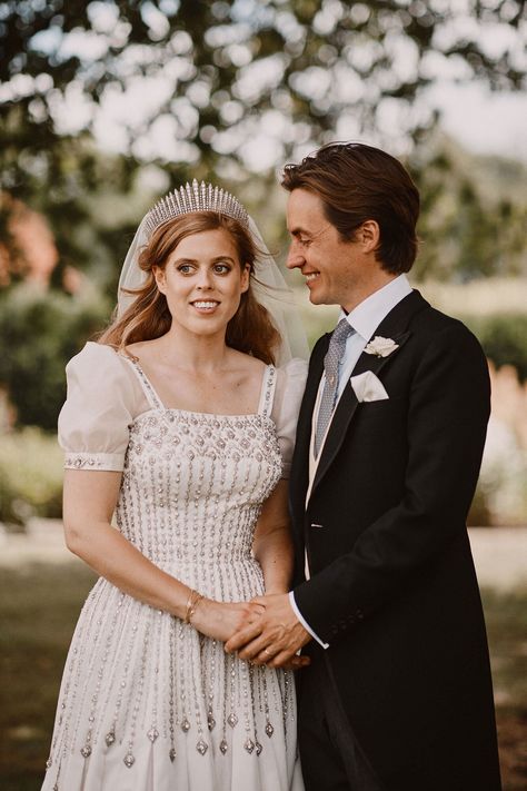 Princess Beatrice Wedding, Ratu Elizabeth, Princesa Anne, Princesa Margaret, Norman Hartnell, Prins Harry, Ellie Saab, Private Wedding, Royal Wedding Dress