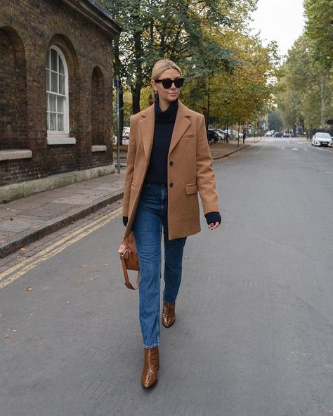 8 Items Every London Girl Has in Her Winter Wardrobe London Winter Fashion, Emma Hill, Pijamas Women, Straight Leg Jeans Outfits, Boots Outfit Ankle, Modern Hippie, Woman Walking, London Outfit, Blazer Outfit