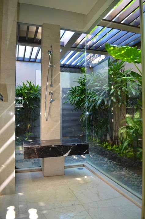 Bali interiors Spa Theme Bathroom, Bathroom Interior Ideas, Backyard Spa, Indoor Outdoor Bathroom, Luxury Toilet, Outdoor Bathroom Design, Open Bathroom, Zen Home Decor, Beach Theme Bathroom