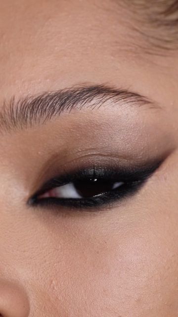 Smoked Eyeliner, Black Eyeliner Makeup, Smoky Eyeliner, Brown Smokey Eye Makeup, Black Smokey Eye Makeup, Smudged Makeup, Smudged Eyeliner, Bold Eyeliner, Black Eye Makeup