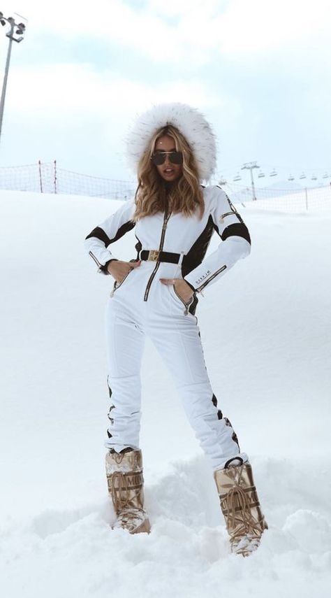 Cute Ski Outfits For Women, Snowboarding Women Outfit, Skiing Pictures, Snowboarding Outfits, Cute Ski Outfits, Aesthetic Skiing, Snow Outfits For Women, Mode Au Ski, Ski Outfit For Women