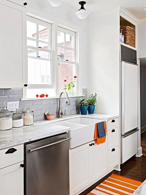 Selecting a simple subway tile with a beveled edge for the backsplash introduces depth and dimension to the space, as the angled edges reflect light: http://www.bhg.com/kitchen/backsplash/kitchen-backsplash-ideas/?socsrc=bhgpin110314beveledbeauties&page=33 Kitchen Ergonomics, Ergonomic Kitchen, White Kitchen Backsplash, Kitchen Backsplash Designs, Amazing Kitchen, White Appliances, Backsplash Designs, Classic Kitchen, Backsplash Ideas