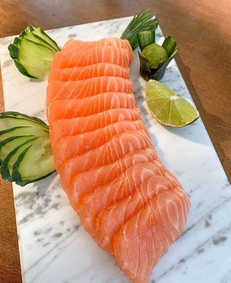 Salmon Aesthetic, Raw Salmon, Salmon Sashimi, Food Innovation, America Food, Sushi Recipes, Yummy Comfort Food, Food Plating, Healthy Snacks Recipes