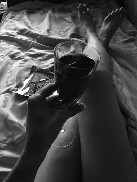 Selina Kyle, Foto Art, A Glass Of Wine, Mystic Messenger, Glass Of Wine, Pretty Little Liars, New Girl, Red Wine, We Heart It