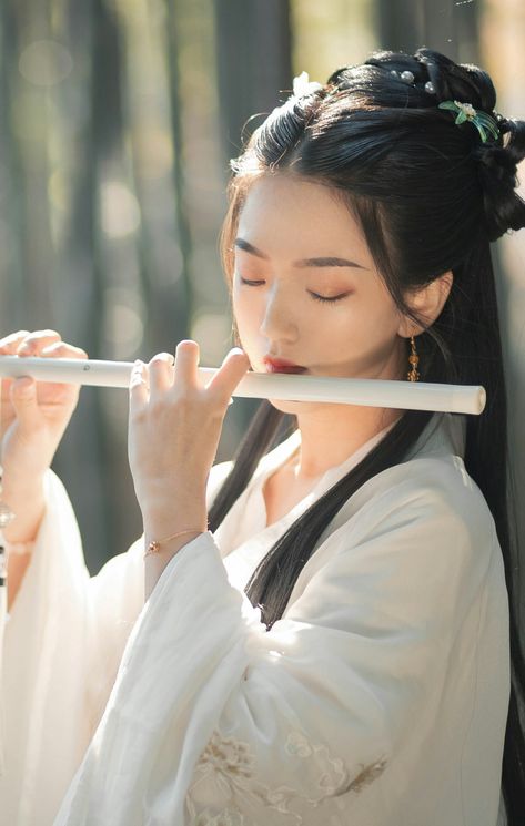 Flute Pose, Couples Cosplay, Video Design Youtube, Hanfu Girl, Chinese Hairstyle, Body Reference Poses, Blossoms Art, Traditional Music, Cool Wallpapers Art