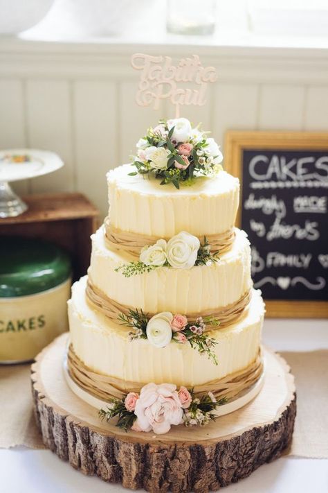 10 Rustic Wedding Cakes for Romantic Fall Weddings - Cheers and Confetti Blog by Eventective Pretty Wedding Cakes, Country Wedding Cakes, Log Cake, Black Wedding Cakes, Fresh Flower Cake, Winter Wedding Cake, Floral Wedding Cakes, Wedding Treats, Amazing Wedding Cakes