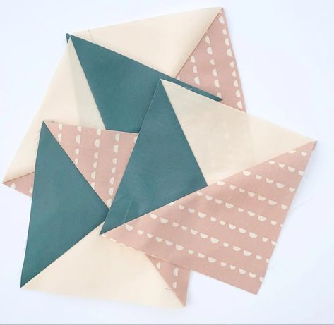 Learn how to make fast and easy split quarter square triangles in this free tutorial by Lila Bean Quilts on the Quilters Candy blog. Half Quarter Square Triangles, Quarter Triangle Square, Half Square Triangle Chart, Hst Quilt Patterns, Half Square Triangle Blocks, Quilters Candy, Half Square Triangles Tutorial, Quarter Square Triangles, Hst Quilts