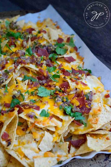 Nachos Recipe With Bacon And Jalapeños Healthy Ground Turkey Dinner, Quick Mexican Recipes, Hummus Wrap Recipe, Bacon Nachos, Hummus Wraps, Best Nacho Recipe, Mexican Chicken Salads, Recipe With Bacon, Nachos Recipe Easy