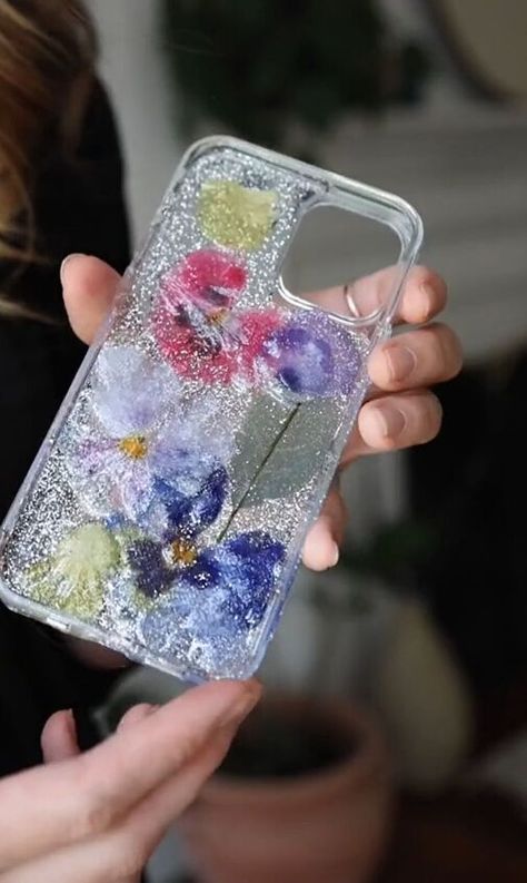 Make Your Own Phone Case, Diy Resin Phone Case, Resin Phone Case, Iphone Pouch, Bra Hacks, Homemade Gift Ideas, Easy Art Projects, Resin Uses, Quick Diy