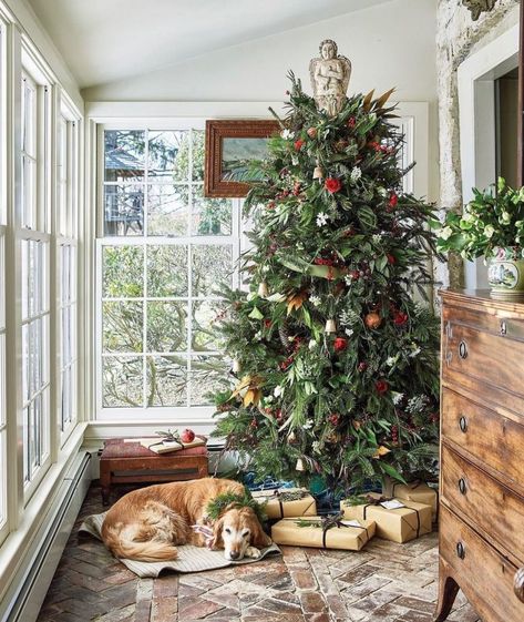 Cottage Christmas Tree Ideas, English Cottage Christmas Tree, English Christmas Tree, Rose Christmas Tree, Home Decor Ideas Christmas, Home Christmas Tree, Antique Christmas Tree, Christmas Tablescape, Cottage Christmas