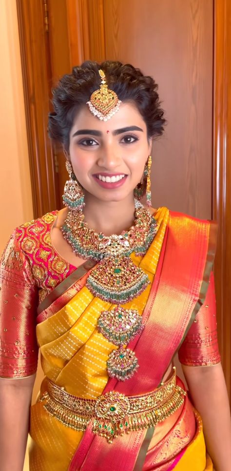 Short Gold Necklace, Saree Color Combinations, Gold Jhumka Earrings, Simple Saree Designs, Yellow Saree, Simple Sarees, Indian Bride Hairstyle, Bridal Jewelry Collection, Gold Fashion Necklace