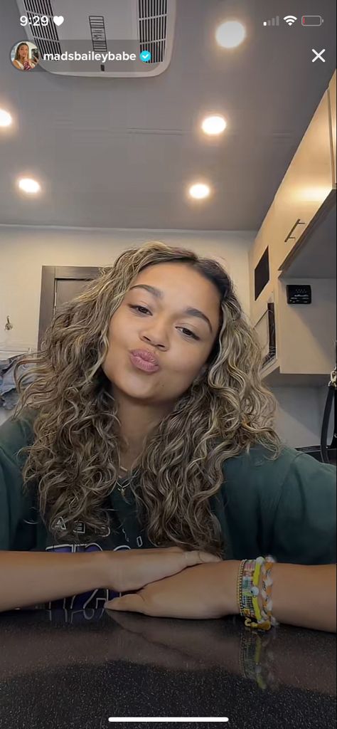 Madison Bailey Hair Colour, Maddison Bailey Hair, Madison Bailey Hair Routine, Madison Bailey Curly Hair, Madison Bailey Hair, Maddison Bailey, Blonde Highlights Curly Hair, Curly Highlights, Kiara Carrera