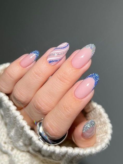 Winter Nail Inspo 2023 Short, Simple Christmas Nails Almond Shape, Winter Christmas Nails Simple Short, Frosty Nail Designs, Blue Sparkle French Tip Nails, Short Acrylic Nails Designs Winter, Simple Nail Designs Winter, Funky Winter Nails, Short Winter Nail Ideas