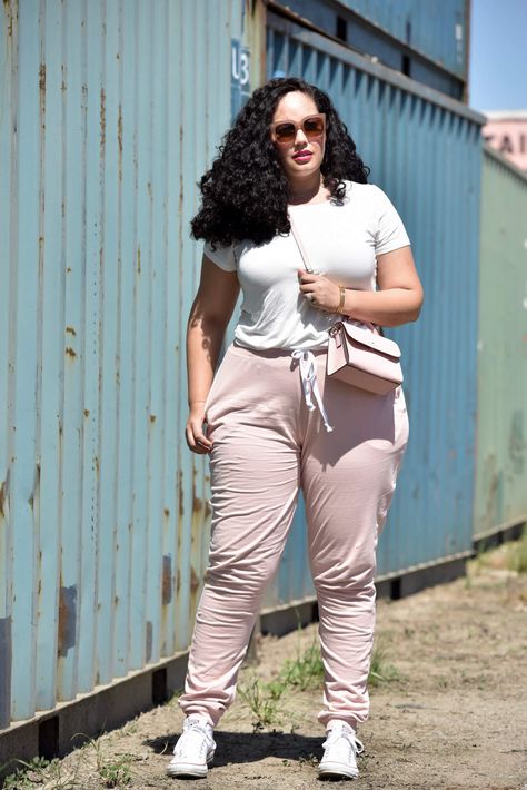 Casual Sweatpants Outfit, Tanesha Awasthi, Casual Plus Size Outfits, Jogger Pants Outfit, Fashion Garments, Sweatpants Outfit, Travel Clothes Women, Athleisure Outfits, Fashion Weeks