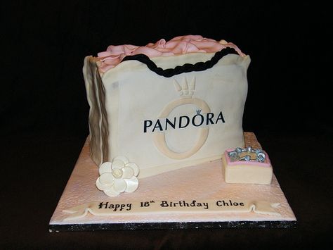 Pandora bag cake Pandora Shopping Bag, Shopping Bag Cake, Fashionista Birthday Party, Pandora Cake, Candy Bag Favors, Purse Gucci, Purple Cakes Birthday, Pandora Bag, Cinderella Cake