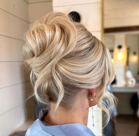 Hair Updos Blonde, High Up Do Hairstyles, Bridal Hair Updo Blonde, Hairstyles For Halter Neck Dress, Bridal Hair High Updo, Formal Up Do, High Loose Bun, Bridal Hair High Bun, Mom Of The Bride Hair