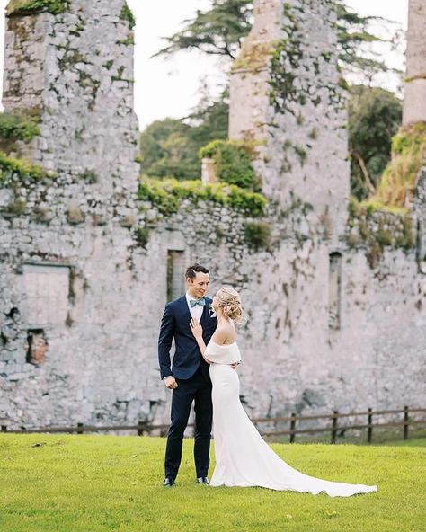 💚🌼 Timeless, elegant and stunningly sentimental! It was a global affair at Castlemartyr Resort in Cork as Caitlin and Chris were joined by loved ones from countries far and wide. The bride adores the colour green so it informed the aesthetic of their family-focused celebration including the invites with delicate illustrations, the lush foliage and the gorgeous emerald bridesmaid dresses. From the bride's incredible wedding wardrobe, to the ribbons of their handfasting ceremony, the flowers at... Emerald Bridesmaid Dresses, Lush, Green Colors, Bridesmaid Dresses, The Incredibles, Green, Celebrities, Flowers, Color