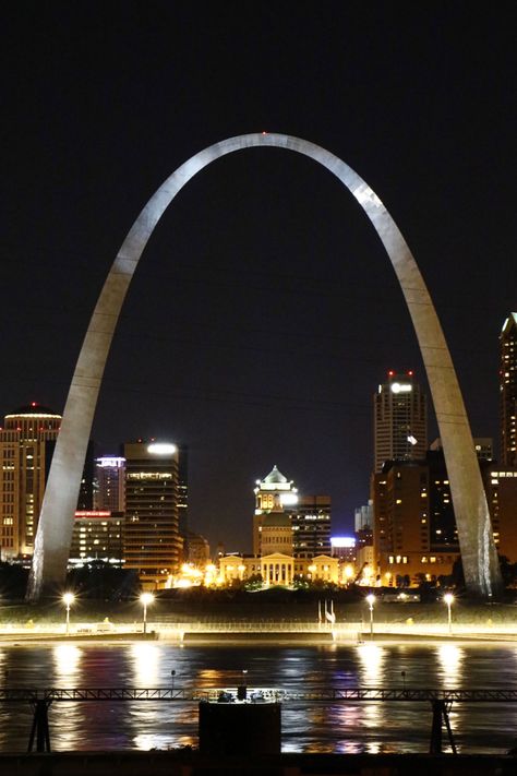 Gateway Arch is one of the most impressive monuments of our day with its simple stance does not go into exaggeration despite the developing technology. Gateway Arch, a product of Eero Saarinen's minimal architectural approach, can be seen as a continuation of the monumental American tradition, simple in form but impressive in technique. Eero Saarinen, St. While designing the monument in St. Louis, he was inspired by the catenary curve in mathematics. Arch Architecture, Gateway Arch, Famous Buildings, Eero Saarinen, Arches National Park, Famous Landmarks, Design Course, St Louis Mo, Famous Places